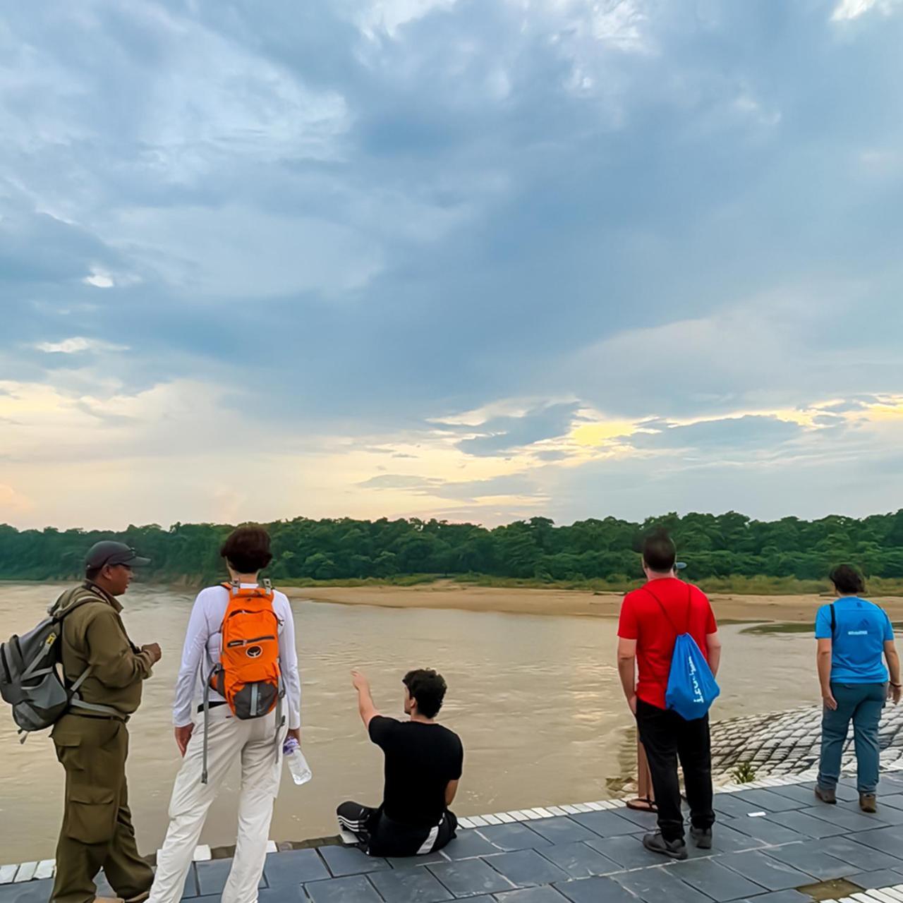 Greenland Safari, Sauraha Exterior foto